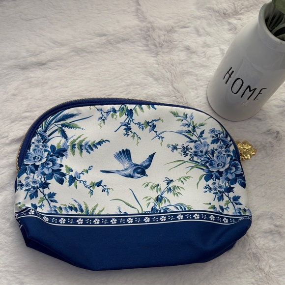 Estée Lauder Blue and White Floral Cosmetic Bag - Picture 4 of 5